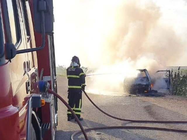 Bombeiros combatem incêndio veicular na estrada da Barragem 