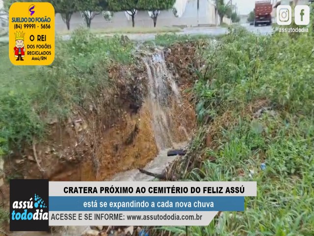 Cratera localizada próximo ao Cemitério Público São Vicente de Paula está aumentando a cada chuva 