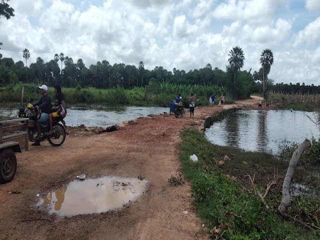 Nvel de gua diminui e populares j atravessam pela ponte do Beira rio em Ipanguau 