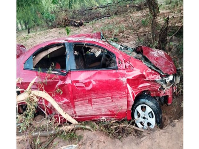 Carro  arrastado por correnteza aps forte chuva em Carnaba dos Dantas; casal est desaparecido