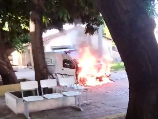 Ambulncia pegou fogo no estacionamento do Centro Clnico em Ass 