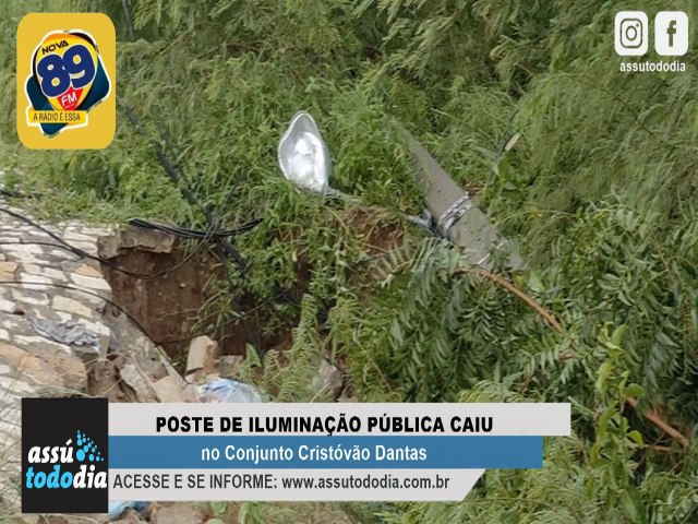 Poste de iluminao pblica caiu no Conjunto Cristvo Dantas 