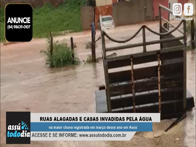 Ruas alagadas e casas invadidas pela gua na maior chuva registrada em maro desse ano em Ass 