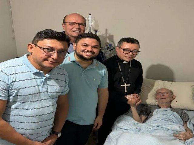 Padres Flvio, talo e Netinho acompanharam novo bispo diocesano em visita ao padre Canind 