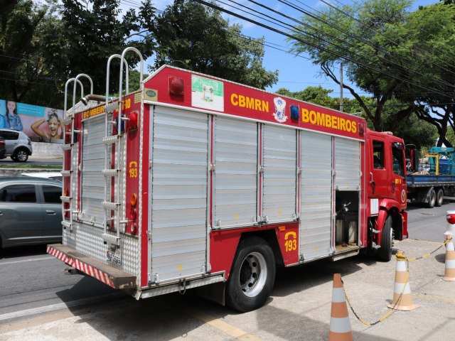 Bombeiros do RN controlam fogo em veculo na garagem de residncia