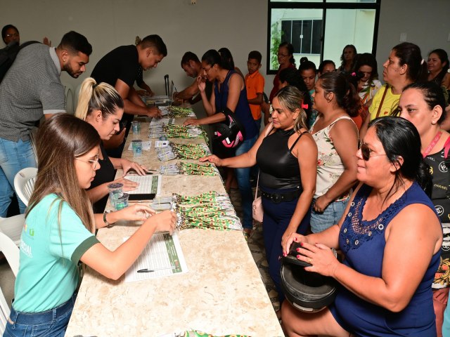 Prefeitura entrega mais Cordes de Girassol para identificao de deficincias ocultas e passe livre