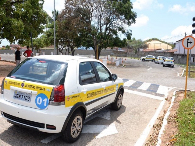 Examinadores do Detran/RN faro testes de direo veicular com futuros motoristas de Ass no prximo dia 15 de maio