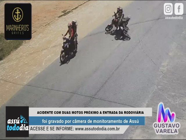 Cmera de monitoramento registra acidente envolvendo duas motos prximo a entrada da rua da rodoviria