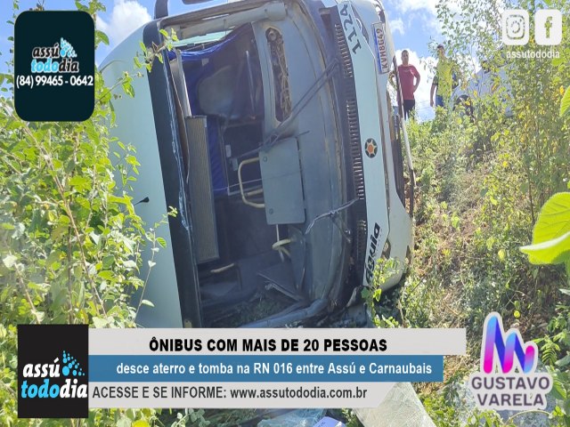 nibus com mais de 20 pessoas desce aterro e tomba na RN 016