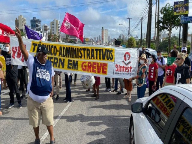 Servidores da UFRN protestam contra proposta do governo nesta segunda