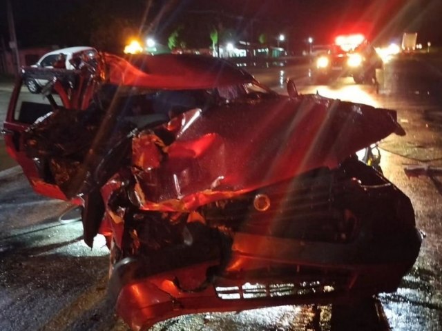 Motorista fica preso s ferragens aps acidente prximo ao trevo de Para e  resgatado pelo Corpo de Bombeiros