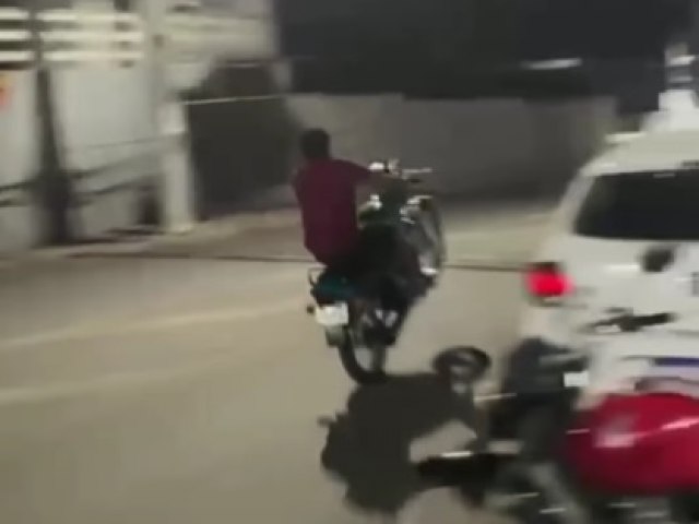 Motociclista tenta fugir da polcia fazendo manobras arriscadas mas acaba detido