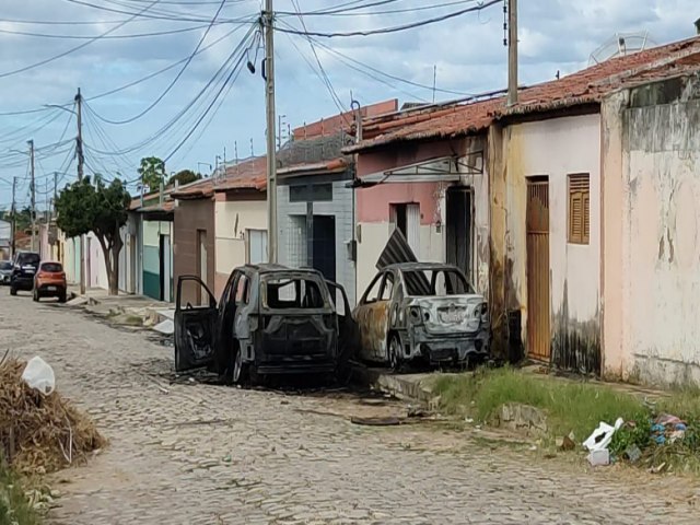 Carros so incendiados no Abolio 4 em Mossor