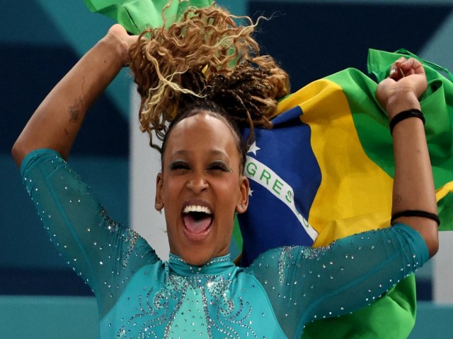 Rebeca desbanca Biles, conquista ouro no solo e se torna maior medalhista do Brasil em Jogos Olmpicos