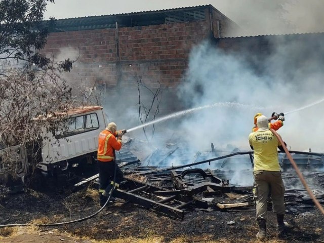 Bombeiros lutaram por mais de trs horas e utilizaram cerca de 15 mil litros de gua para controlar incndio no bairro Vertentes em Ass