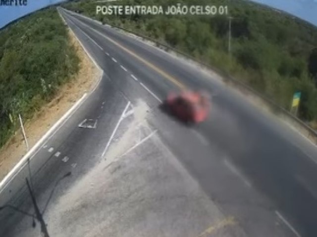 Motociclista tenta atravessar a BR 304 em Ass e  atingida por carro