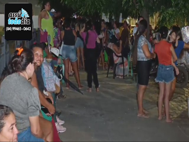 Populao assuense passa a noite em frente a Secretaria de Assistncia Social para se inscrever no Programa Minha Casa, Minha Vida