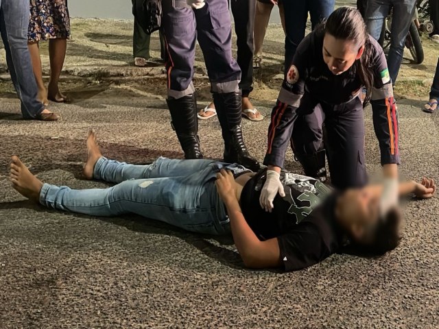 Jovem cai da moto prximo a Escola Marcos Alberto e  socorrido pelo SAMU 