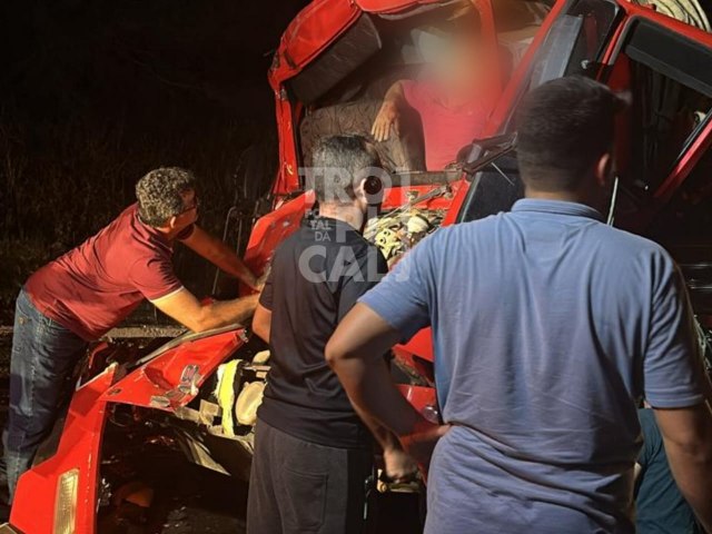 Coliso entre caminhes deixa pessoa ferida na BR-304 em Ass