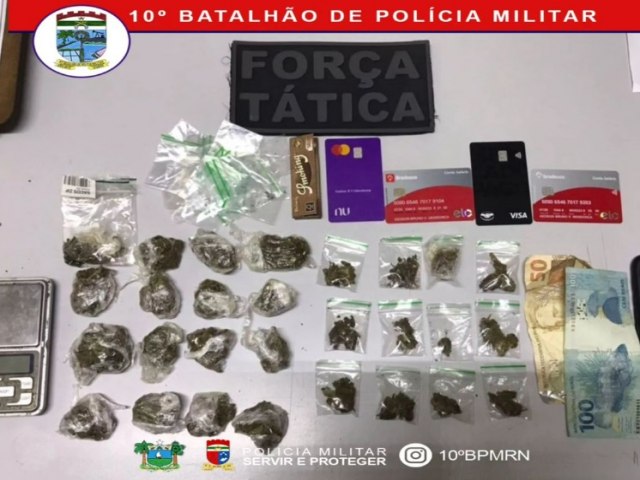 Policiais do 10 BPM prendem homem com drogas e resgatam ces que sofriam maus tratos