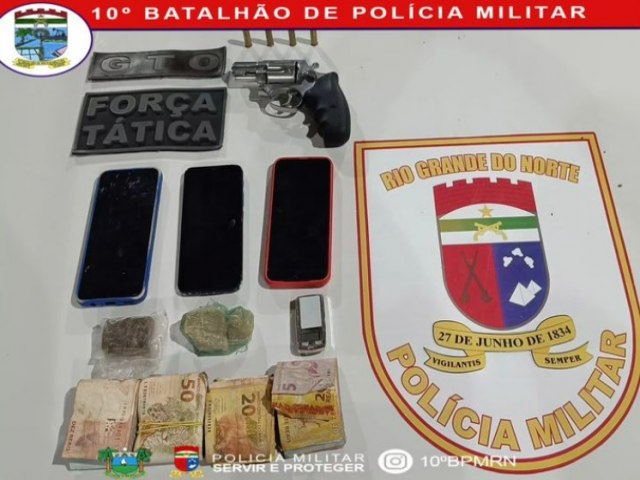 Arma e Drogas apreendidas e uma moto furtada foi recuperada em ao da Polcia Militar no bairro Vertentes