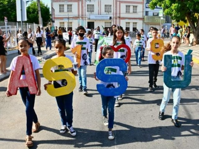 Desfile cvico e hasteamento das bandeiras marcaram as comemoraes dos 179 anos de Ass