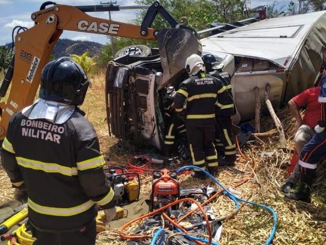 Bombeiros resgatam motorista preso em ferragens aps capotamento 