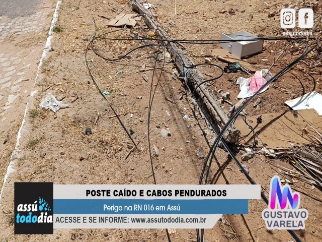 Poste cado e cabos pendurados: Perigo na RN 016 em Ass