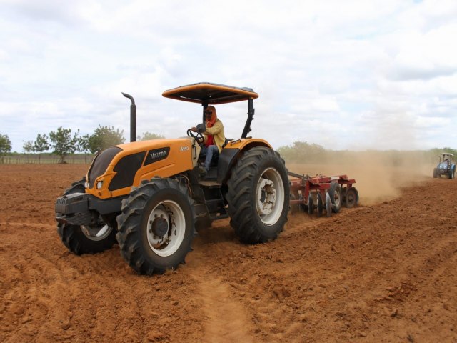 Certame virtual tem por finalidade locao de 1.500 horas de trator agrcola em Ass