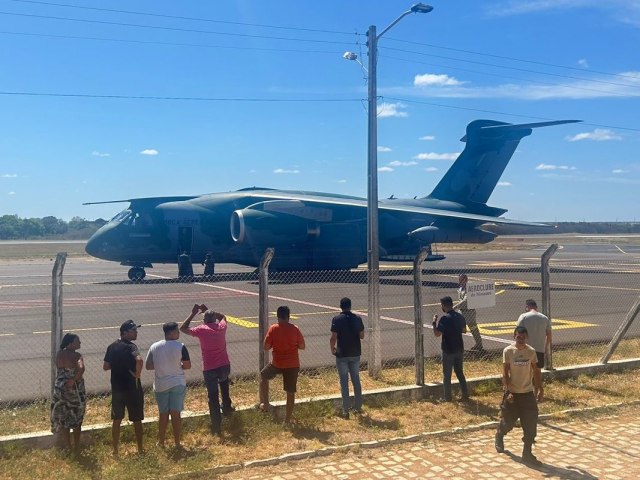 Avio da Fora Area pousa em Mossor e atrai o interesse da populao