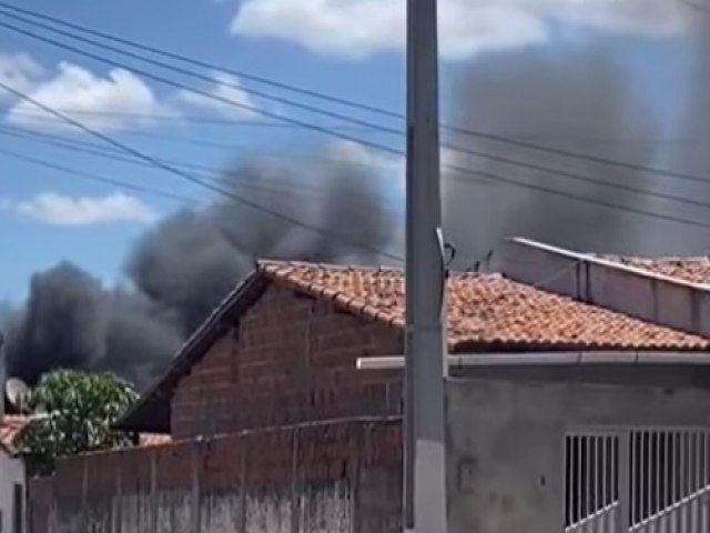 Casa pega fogo e populares controlam as chamas