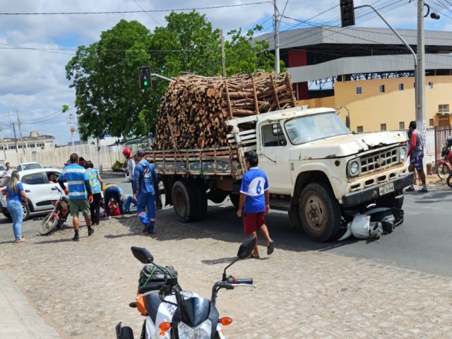 Homem fica ferido aps acidente com caminho e motocicleta prximo ao Ginsio Arnbio Abreu 