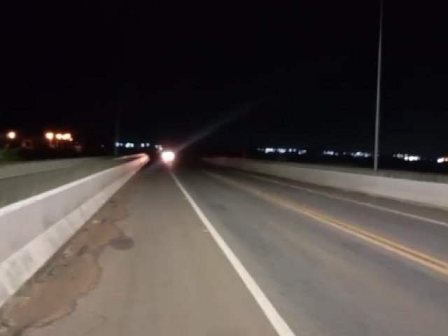 Poste cai e causa apagão parcial na ponte Felipe Guerra Poste cai e causa apagão parcial na ponte Felipe Guerra
