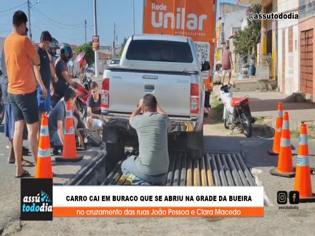 Carro cai em buraco que se abriu na grade da bueira no cruzamento das ruas João Pessoa e Clara Macedo Carro cai em buraco que se abriu na grade da bueira no cruzamento das ruas João Pessoa e Clara Macedo