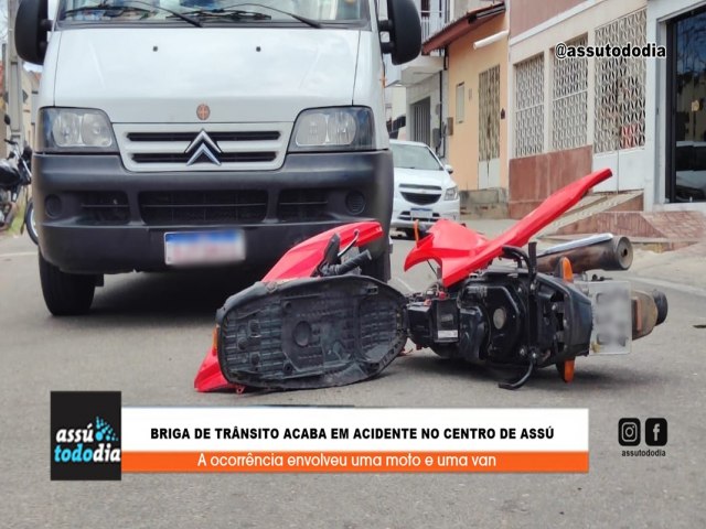 Briga de tr�nsito acaba em acidente no centro de Ass�