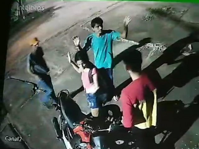 Assaltantes roubam moto de casal de jovens, que teve arma apontada para cabea em Redeno