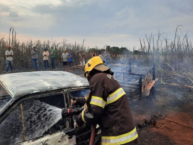 MOTORISTA MORRE QUEIMADO DENTRO DE CARRO DURANTE INCNDIO EM CANAVIAL DE PALMEIRAS DE GOIS, DIZEM BOMBEIROS