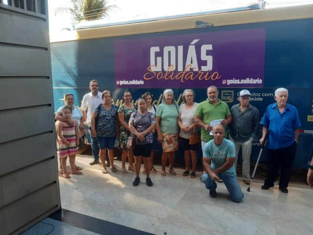 PROJETO GOIS SOLIDRIO COMEOU  O ATENDIMENTO  AS 8 HORAS  DA MANH  NO NIBUS  CONSULTORIO NA PORTA DA ESCOLA  PRESBITRIANA DE ITAPURANGA 