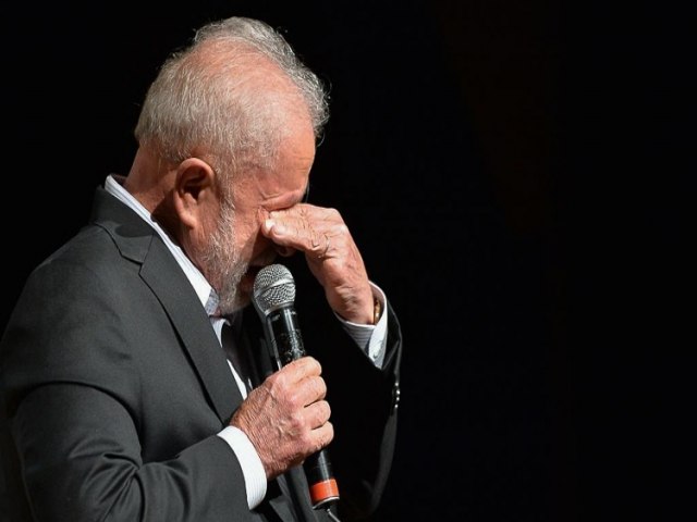 Lula se emociona ao dizer que prioridade  o combate a fome