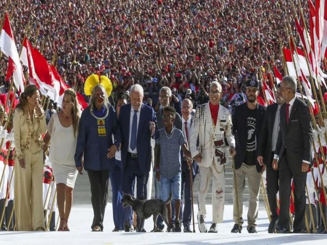 O povo brasileiro subiu a rampa do Palcio do Planalto e deu posse ao presidente Lula. Viva a democracia!!!