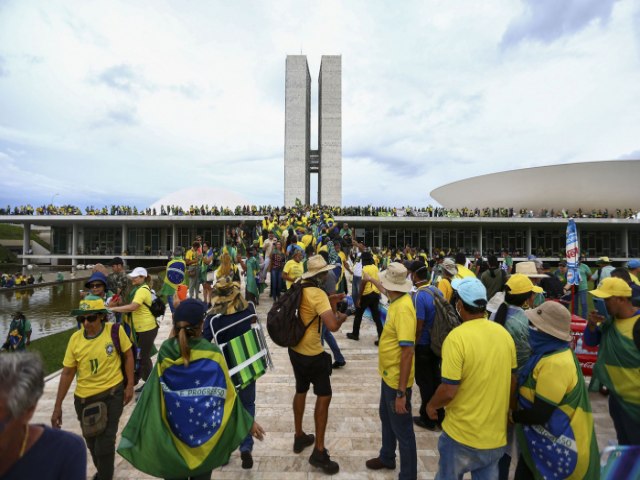 A hora de investigar os militares