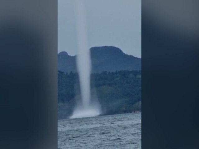 Tromba d'gua chama ateno ao se formar no lago de Serra da Mesa, em Colinas do Sul (GO)