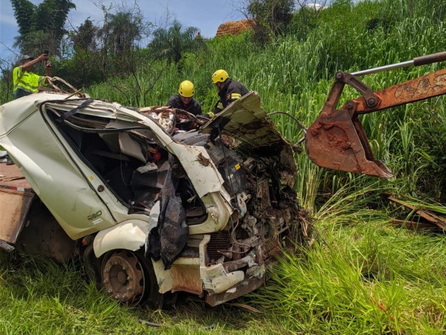 Motorista morre aps caminho cair de ponte na BR-153, prximo  Nova Glria