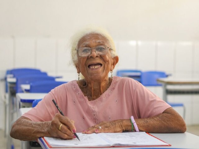 Dona Natlia aprendeu a ler e a escrever aos 90 anos de idade em Senador Canedo