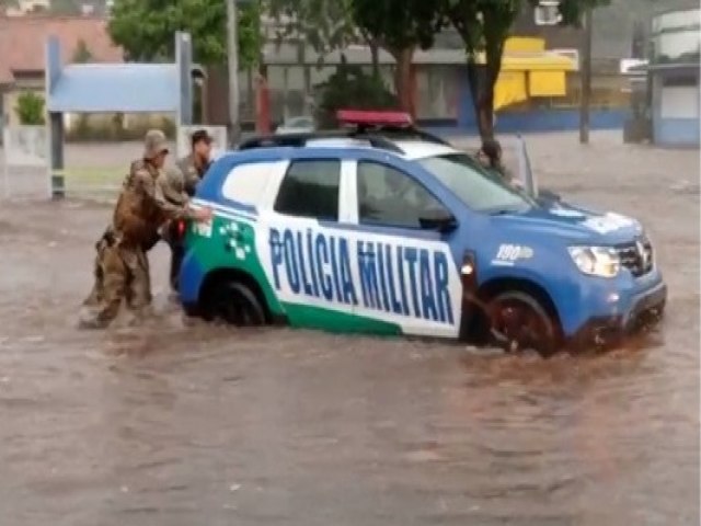 Viatura da PM fica presa em enxurrada com detidas dentro