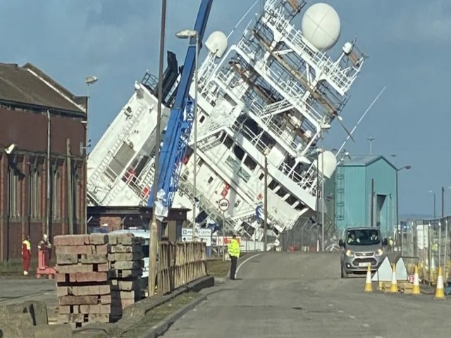 Navio tomba no Reino Unido em porto da Esccia e 25 pessoas ficam feridas