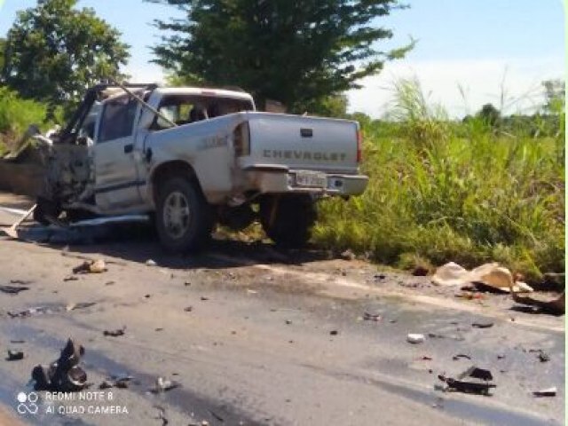 Morador de Itapuranga morre, e esposa fica ferida em coliso frontal entre carreta e caminhonete (vdeo)