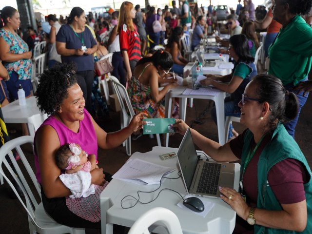 Governo de Gois entrega cartes do Aluguel Social em Rio Verde