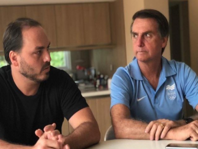 Carlos Bolsonaro diz que vai deixar comando das redes sociais do pai, que desistiu da reeleio