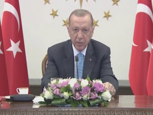 Aps passar mal ao vivo na TV, Erdogan cancela agenda eleitoral na Turquia